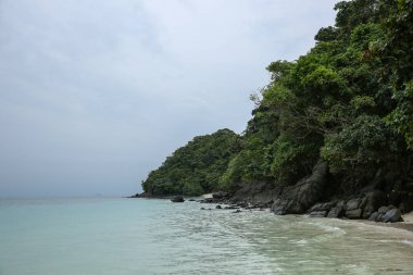 Sarı Sandy beach. Tayland düşük sezon, bulutlu ve soğuk hava