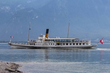 İsviçre montreux, Cenevre Gölü ve Alpler bulutlu havalarda görünümü