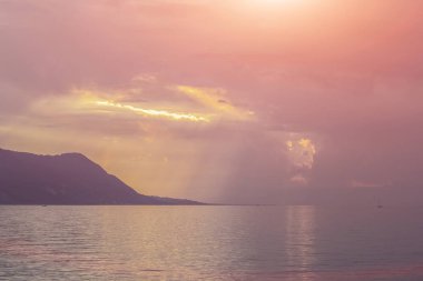 Güneşli bir yaz gününde Montreux şehrinden Cenevre Gölü 'nün güzel manzarası, Vaud Kantonu, İsviçre