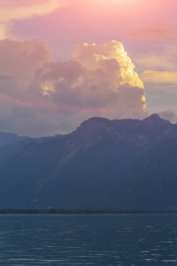 Güneşli bir yaz gününde Montreux şehrinden Cenevre Gölü 'nün güzel manzarası, Vaud Kantonu, İsviçre
