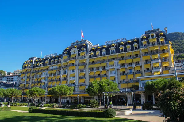 Montreux-İsviçre-12 Mart 2017: Fairmont Le Montreux Palace, İsviçre Geneva Gölü yakınındaki bir otel bulmak