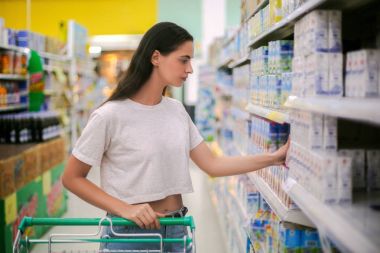 Güzel genç kadın bir bakkal süpermarket alışveriş