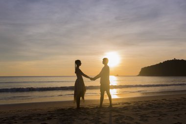 Harika bir gün batımı sırasında birkaç tutuşup. Sevgi dolu iki gün batımı sarılmak gölette içinde