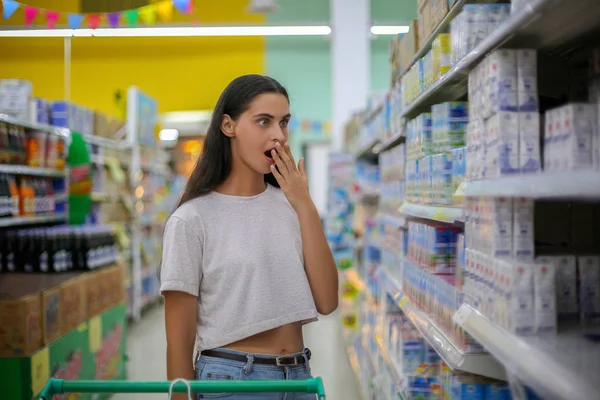 Hermosa mujer joven de compras en un supermercado de comestibles — Foto de Stock