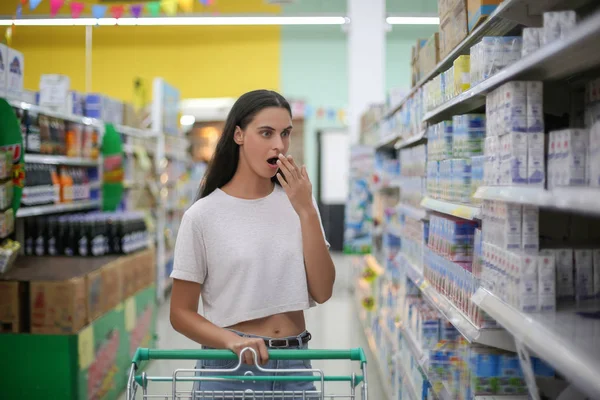 Venta, compras, consumismo y concepto de personas - mujer con canasta de alimentos en la tienda de comestibles o supermercado — Foto de Stock