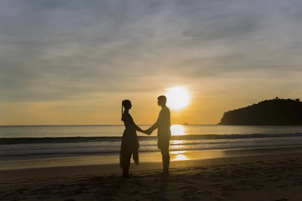 Una coppia che si tiene per mano durante un tramonto incredibile. Coppia amorevole nello stagno al tramonto abbraccio — Foto Stock