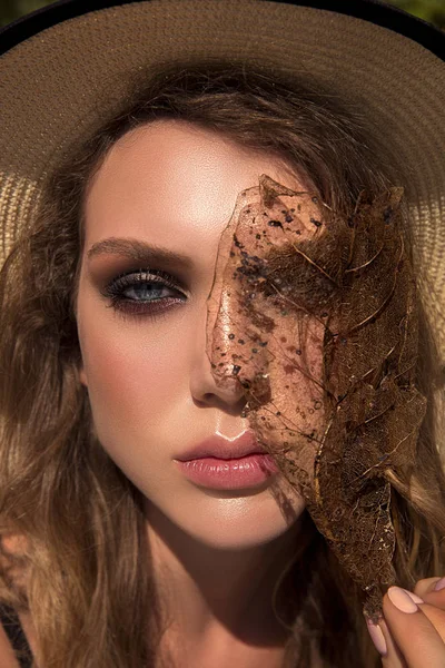 Mujer de otoño. Caída. Retrato de hermosa chica con estilo con maquillaje profesional. Moda de otoño, maquillar — Foto de Stock