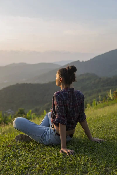 Hippi kız en yüksek dağında gün batımı zevk sırt çantası ile. Arka plan Vadisi manzara görünümü mockup üzerinde turist Gezgin.