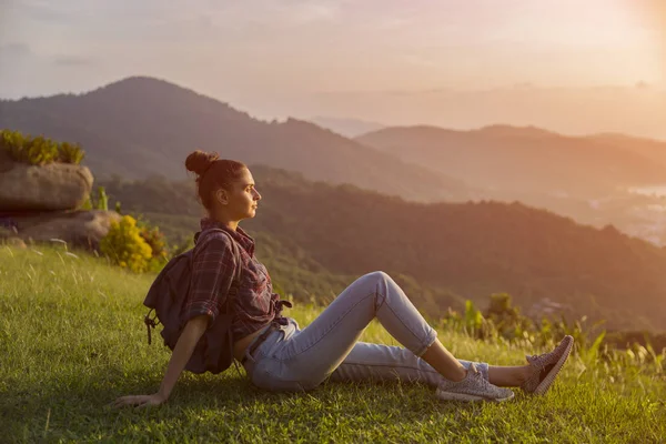 Hippi kız en yüksek dağında gün batımı zevk sırt çantası ile. Arka plan Vadisi manzara görünümü mockup üzerinde turist gezgin. Tonda. Instagram filtre