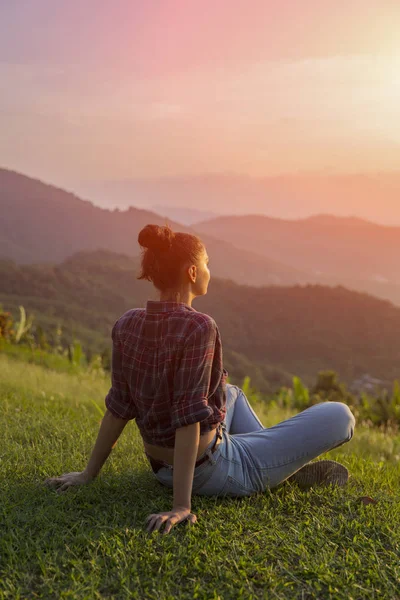 Hippi kız en yüksek dağında gün batımı zevk sırt çantası ile. Arka plan Vadisi manzara görünümü mockup üzerinde turist gezgin. Tonda. Instagram filtre