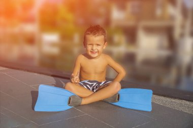 Küçük çocuk havuzu arka plan üzerinde dalış için bir palet