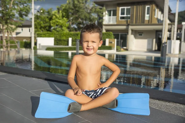 Küçük çocuk havuzu arka plan üzerinde dalış için bir palet