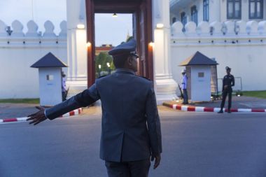 Bangkok, Tayland - 20 Ekim 2017: Dhevapirom duvar Royal cenazesinde geç His Majesty King The Grand Palace Tayland, polis memuru güvenlik.