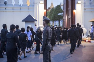 Bangkok, Tayland - 20 Ekim 2017: polis memuru güvenlik Phra Borom Maha Ratcha Wang, yas tutanlar Royal Urn Grand Palace, önce saygılarını sunmaya devam