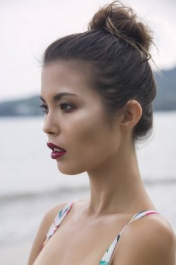 Spa resort Güzellik Portresi kadın kamera dışarıdan dingin bakıyor. güzel bir cilt bakımı kavramı çok ırklı modeli kız mükemmel bir cilt ile.