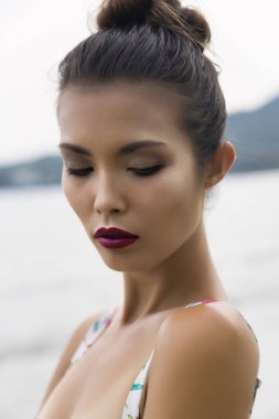 Spa resort Güzellik Portresi kadın kamera dışarıdan dingin bakıyor. güzel bir cilt bakımı kavramı çok ırklı modeli kız mükemmel bir cilt ile.