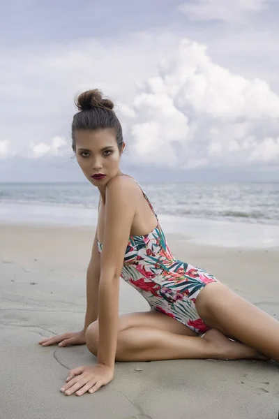 Hermosa modelo asiática sexy con bikini posando frente a la playa en un día soleado. Estilo Vogue — Foto de Stock