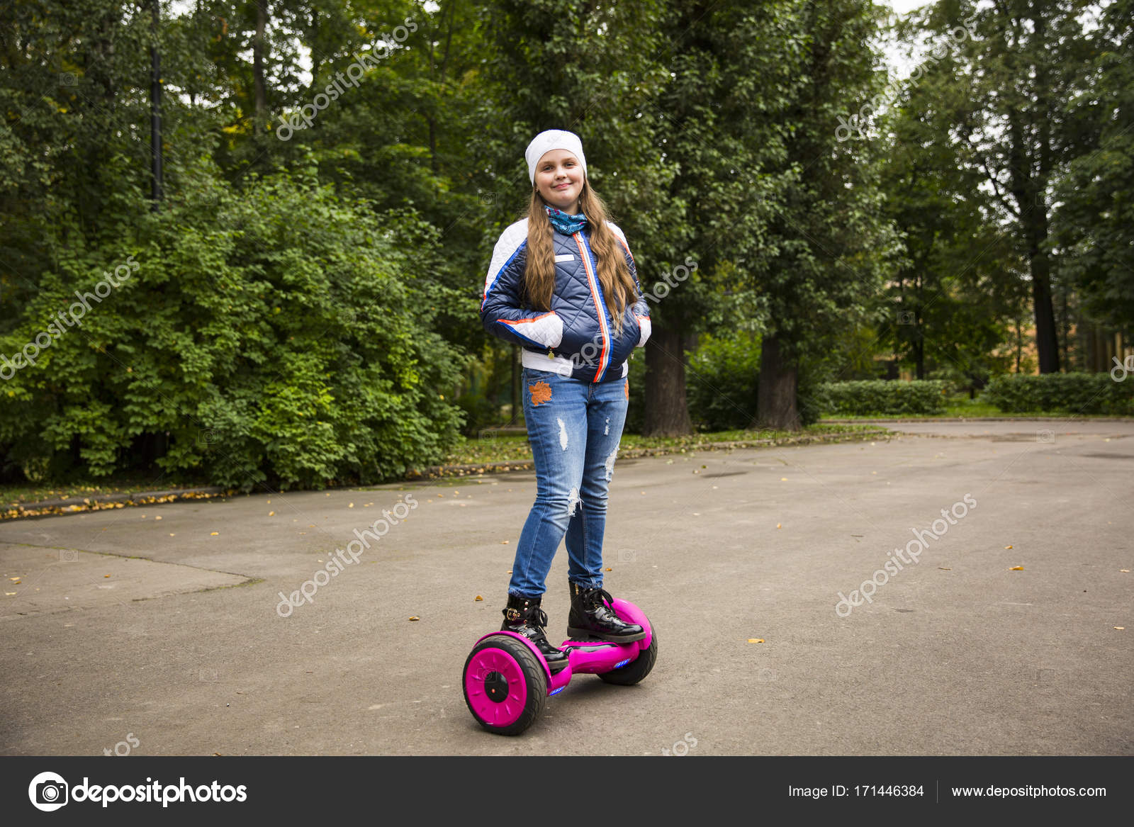 Skateur Asiatique Petite Fille Portant Un équipement De Sécurité Et De  Protection Jouant Sur Une Planche à Roulettes. Kid Skate Sur La Route à  L'extérieur