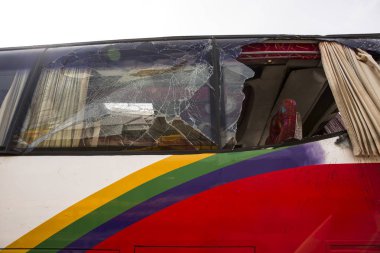 Otobüs kazası yüzünden kırık. kırık cam.