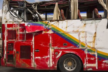 Otobüs kazası yüzünden kırık. kırık cam.