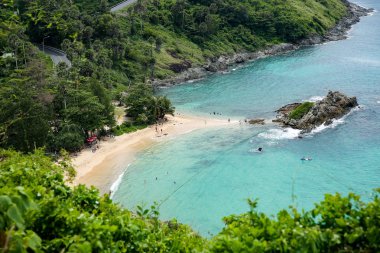 Phuket, Tayland - 25 Ekim 2017: Panoramik manzaraya yel değirmeni bakış açısı. Güzel kumsallara ve Promthep Cape ile Yanui plaj manzaralıdır.