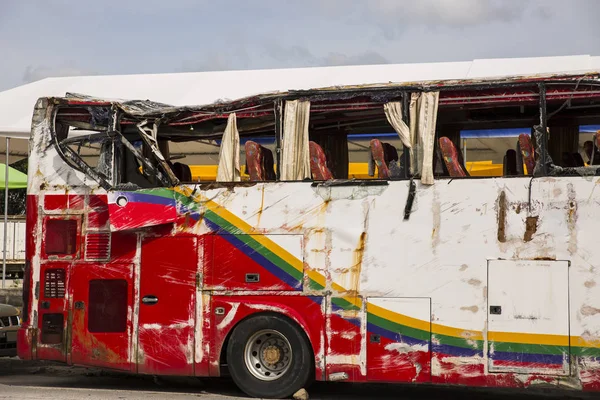 Autobús roto por accidente. vidrio roto . —  Fotos de Stock