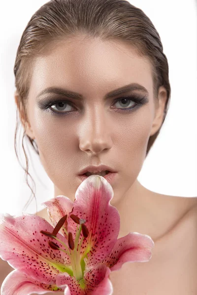 Schönheit Gesicht Der Jungen Schönen Frau Mit Blume Weibliche Haut — Stockfoto