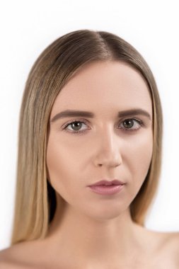 Temiz, taze tenli, beyaz tenli, genç bir kadının güzel yüzü.