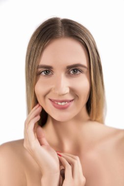 Güzellik Kadın elleri ile yüz. Portre. Mükemmel Taze Temiz Cilt ile Güzel Spa modeli Kız. Kadın kameraya bakıyor ve gülümsüyor. Gençlik ve Cilt Bakımı Konsepti