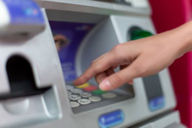 Atm banka makine tuş takımı pin geçiş kodu girerek kadın el yakın