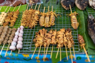 barbekü Flames hazırlanmış karides ızgara karışık deniz ürünleri ızgara.