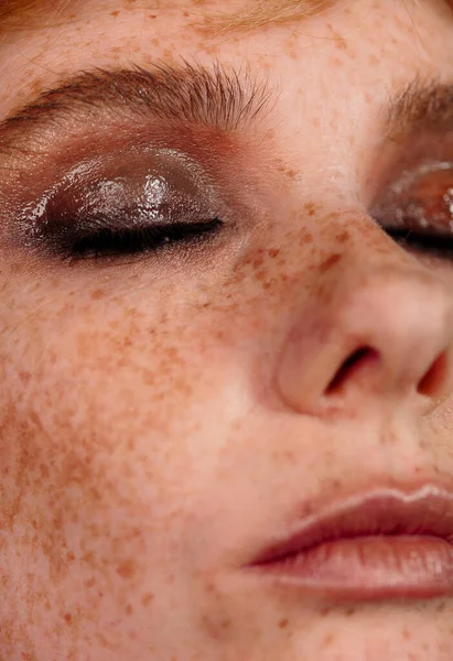 Gros plan macro portrait du visage féminin. Demi-visage de femme humaine avec maquillage beauté jour. Fille avec la peau parfaite et les taches de rousseur . — Photo