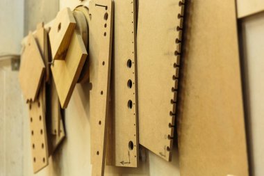 Ahşap işleme. Doğramacılık işi. Ahşap mobilyalar. Arkaplan ve doku için ahşap kereste inşaat malzemesi. Ahşap üretimi. kompozisyon ahşap ürünleri. küçük alan derinliği