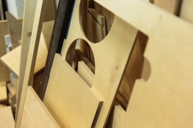 Ahşap işleme. Doğramacılık işi. Ahşap mobilyalar. Arkaplan ve doku için ahşap kereste inşaat malzemesi. Ahşap üretimi. kompozisyon ahşap ürünleri. küçük alan derinliği