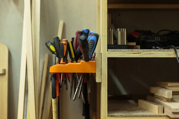 Набір столярних інструментів на дровах і стружках — стокове фото