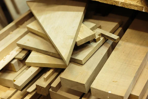 Ahşap işleme. Doğramacılık işi. Ahşap mobilyalar. Arkaplan ve doku için ahşap kereste inşaat malzemesi. Ahşap üretimi. kompozisyon ahşap ürünleri. küçük alan derinliği