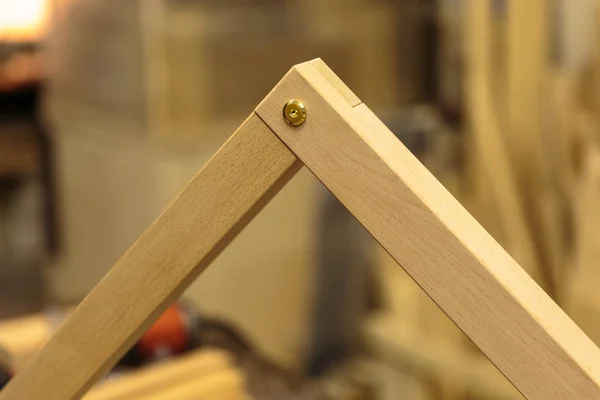 Detalhe de um fabricante de móveis segurando um exemplo de sua intricada marcenaria japonesa — Fotografia de Stock