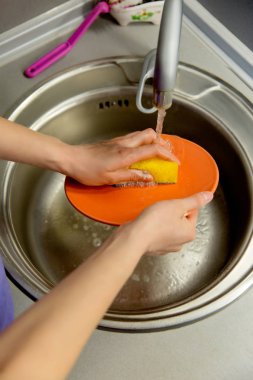 Kadın mutfakta bulaşık alanı - closeup ellerinde lavabo
