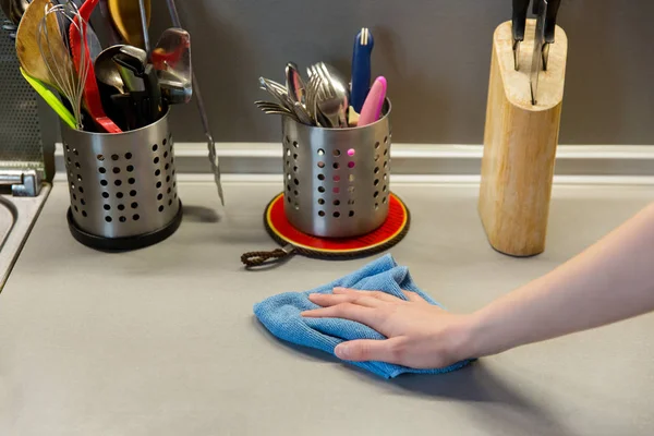 Уборка кухни губкой, домашняя работа и уборка — стоковое фото