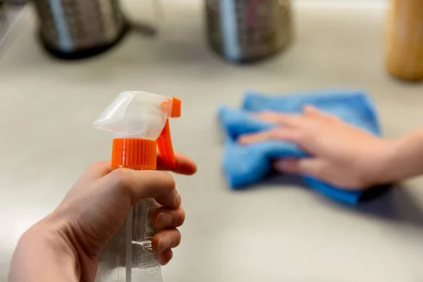 Cocina de limpieza con esponja, tareas domésticas y limpieza —  Fotos de Stock