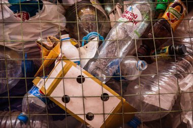 Moskova, Rusya - 25 Şubat 2020: Bir çöp kutusunun en üst görüntüsü