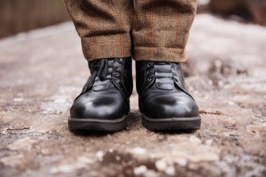 Kadın siyah çizmeler, ayaklarda kış karda yürüme