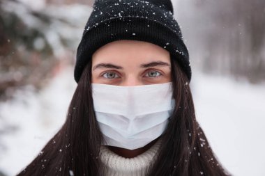 Koronavirüsten korunmak için tıbbi maske takıyor. Enfeksiyondan korkuyor. 2019 2020 'de Çin' de ölümcül koronavirüs.