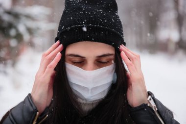 Koronavirüsten korunmak için tıbbi maske takıyor. Enfeksiyondan korkuyor. 2019 2020 'de Çin' de ölümcül koronavirüs.