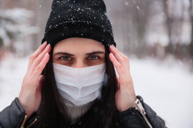 Koronavirüsten korunmak için tıbbi maske takıyor. Enfeksiyondan korkuyor. 2019 2020 'de Çin' de ölümcül koronavirüs.