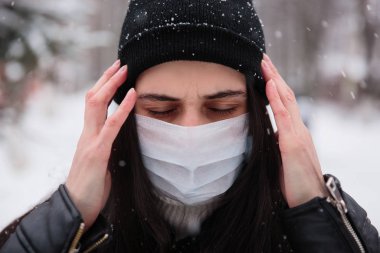 Koronavirüsten korunmak için tıbbi maske takıyor. Enfeksiyondan korkuyor. 2019 2020 'de Çin' de ölümcül koronavirüs.