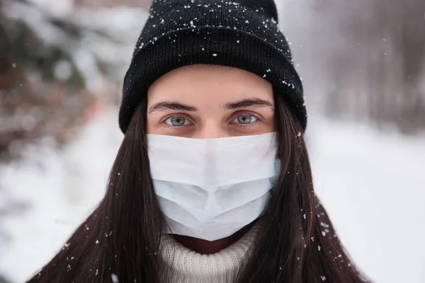 Viajante alarmada usa máscara médica para proteger contra coronavírus, com medo de infecção. Coronavírus mortal na China 2019 2020-nCoV — Fotografia de Stock