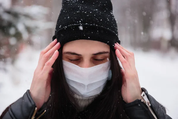 Viajante alarmada usa máscara médica para proteger contra coronavírus, com medo de infecção. Coronavírus mortal na China 2019 2020-nCoV — Fotografia de Stock