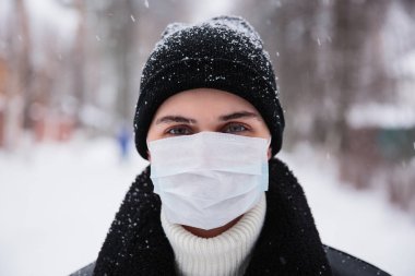 Koronavirüsten korunmak için tıbbi maske takıyor. Enfeksiyondan korkuyor. 2019 2020 'de Çin' de ölümcül koronavirüs.