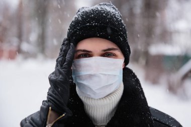 Koronavirüsten korunmak için tıbbi maske takıyor. Enfeksiyondan korkuyor. 2019 2020 'de Çin' de ölümcül koronavirüs.